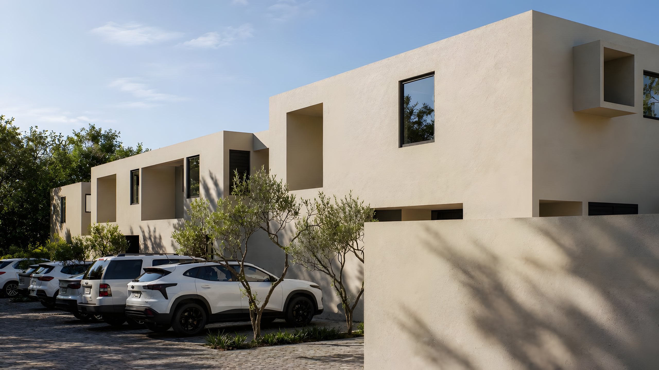 Fachada del Condominio Las Lavándulas al atardecer